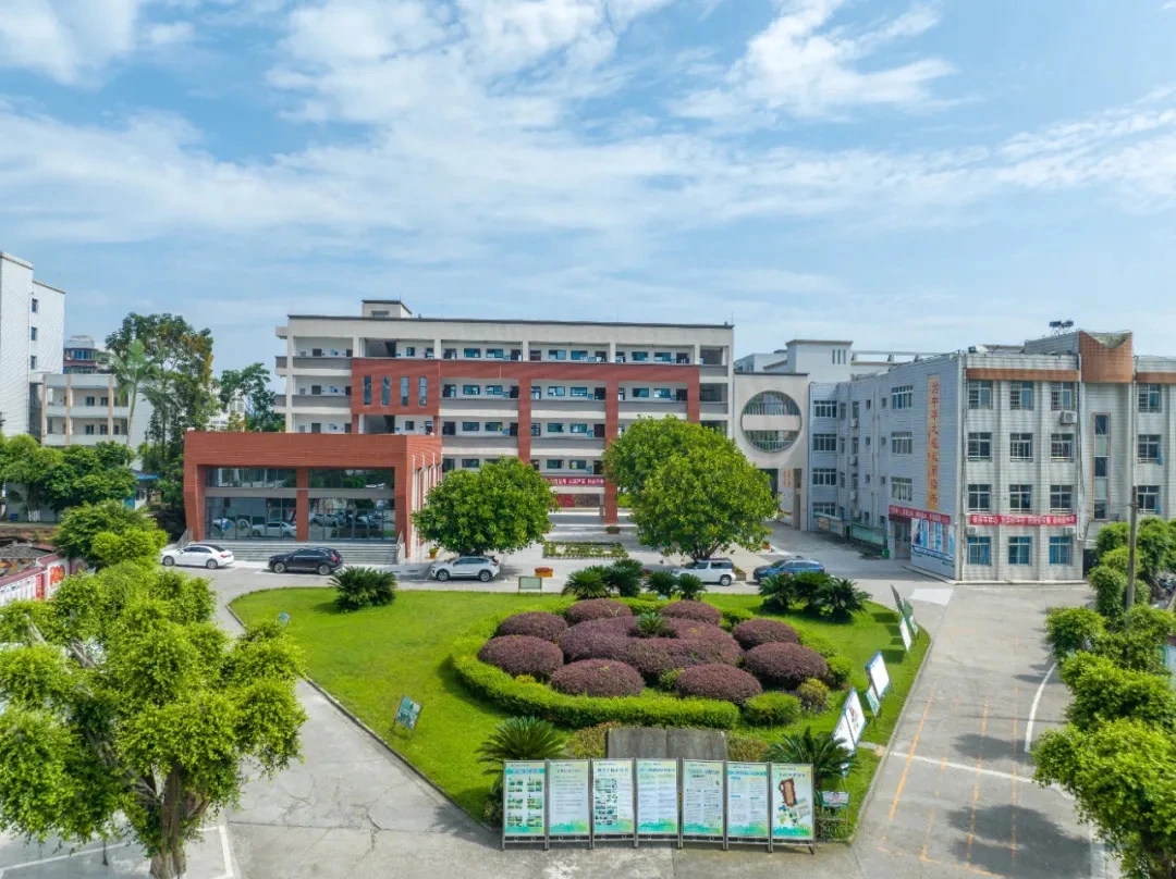 虹华助力四川省隆昌市第二初级中学打造智慧