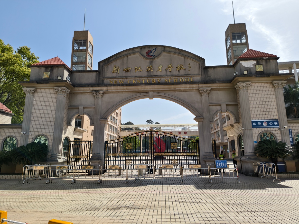 新世纪英才学校校门(1).jpg